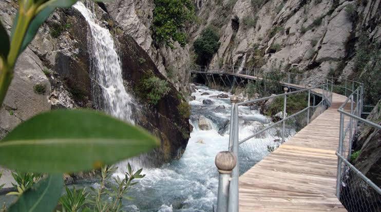 Entdecken Sie die unberührte Schönheit des Sapadere Canyons, eines der faszinierendsten Naturziele der Region. Nur eine kurze Fahrt von Alanya entfernt, bietet dieser atemberaubende Canyon eine friedliche Oase aus kristallklarem Wasser, üppiger Vegetation und beeindruckenden Felsenformationen.