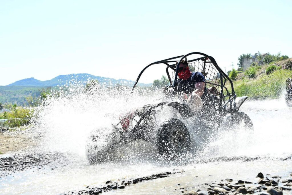 Erlebe Nervenkitzel pur inmitten der Natur – bei unserer Quad- oder Buggy-Safari im beeindruckenden Köprülü-Canyon-Nationalpark. Diese actionreiche Tour kombiniert Offroad-Abenteuer mit spektakulären Landschaften und einer erfrischenden Badepause im Fluss. Ideal für alle, die Adrenalin und Naturerlebnis verbinden möchten.