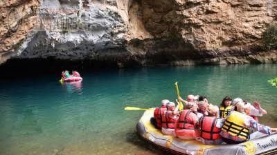 Entfliehe dem Küstentrubel und entdecke die versteckten Schätze des Taurusgebirges. Der Ausflug nach Ormana und zur Altınbeşik-Höhle führt dich in eine beeindruckende Bergwelt voller Natur, Kultur und mystischer Eindrücke – ideal für Entdecker, Fotografen und Naturliebhaber.