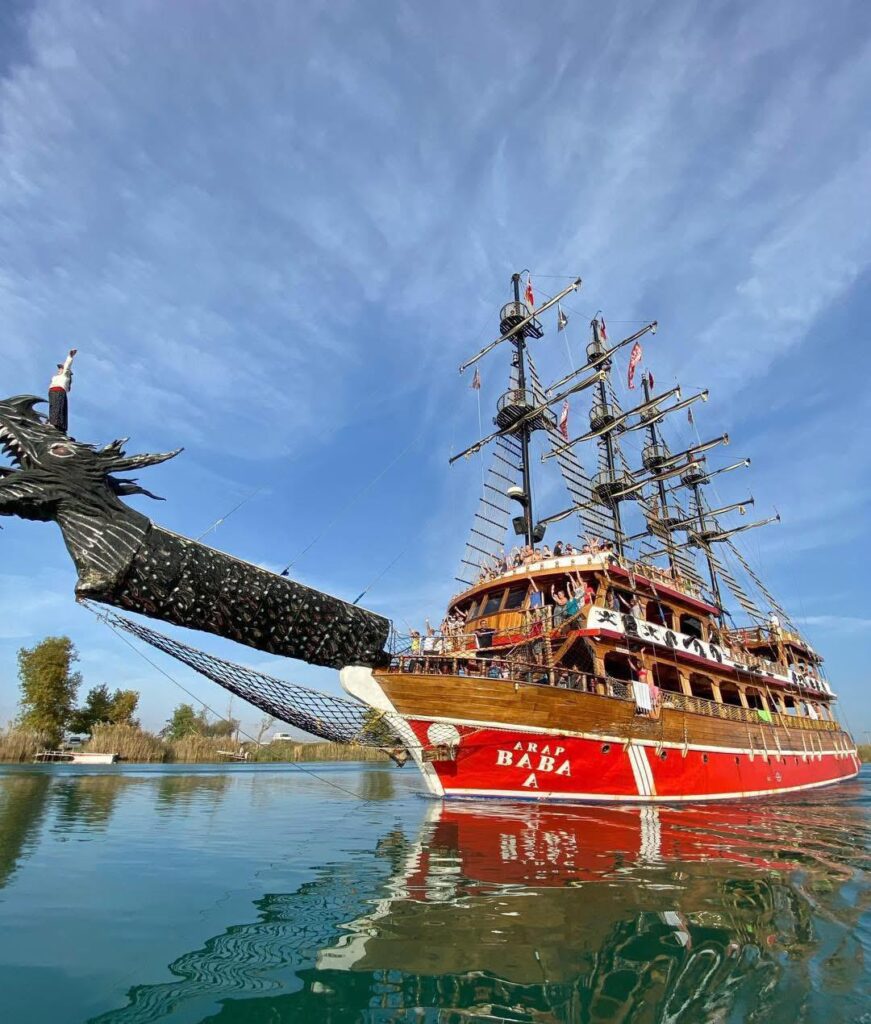 Verbringe einen erlebnisreichen Tag auf dem Mittelmeer an Bord des beliebten Baba Boots – der perfekte Ausflug für alle, die Sonne, Wasser und gute Stimmung lieben. Diese Bootstour zählt zu den Highlights in Side und bietet Spaß für die ganze Familie.