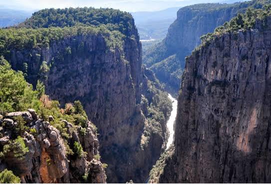 Erlebe eine eindrucksvolle Kombination aus wilder Natur, historischen Stätten und authentischer Dorfgastfreundschaft. Der Ausflug zum Adler Canyon und in die antike Stadt Selge führt dich tief ins Taurusgebirge – fernab vom Trubel der Küste.